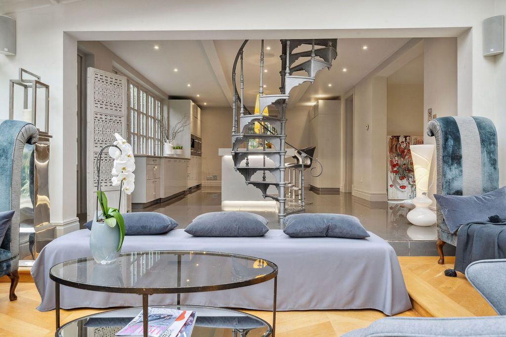 Stunning Designer's Residence In Ascot with Jacuzzi, Cinema Room for up to 18