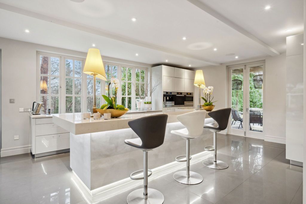 Stunning Designer's Residence In Ascot with Jacuzzi, Cinema Room for up to 18