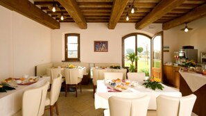 Dining - Agriturismo Le Rondini- APARTMENT WITH BALCONY  (Cannara)