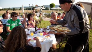 Outdoor dining - Agriturismo Le Rondini- APARTMENT WITH BALCONY  (Cannara)