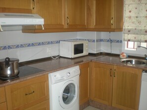 Een koelkast, een microgolfoven, een kookplaat, een vaatwasser