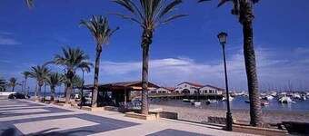 Lovely 2 bedroom,2 bathroom ground floor apartment adjacent to pool Sleeps 4/5.