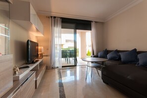 Una Smart TV, un reproductor de DVD, libros, una biblioteca de música