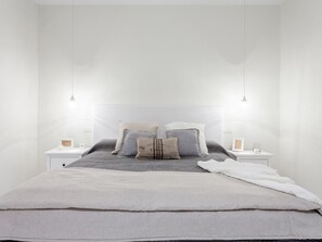 2 chambres, coffres-forts dans les chambres, fer et planche à repasser