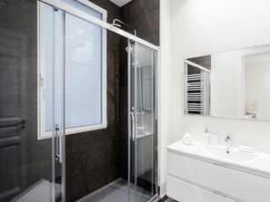 Dusche, Haartrockner, Handtücher, Seife