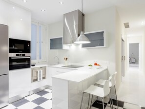 Réfrigérateur, micro-ondes, four, plaque de cuisson