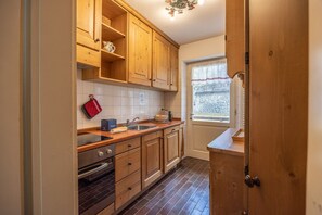 Kühlschrank, Ofen, Geschirrspüler, Wasserkocher mit Kaffee-/Teezubehör