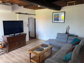 Een televisie en een open haard