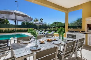 Outdoor dining - Luxury 14 bedroom Quinta De Carmo (Albufeira)