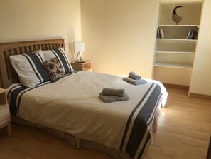 4 habitaciones, tabla de planchar con plancha, cuna de viaje y wifi