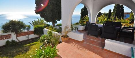 屋外ダイニングエリア