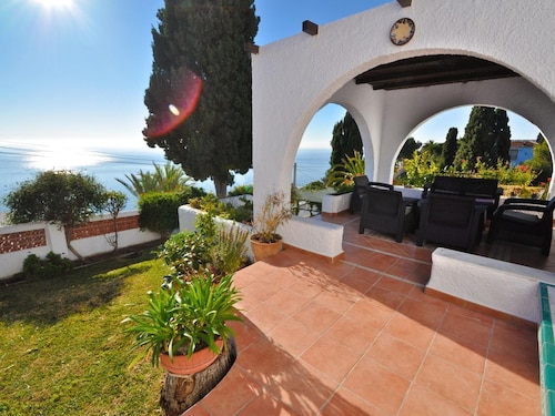 Beautiful and spacious Villa with private pool