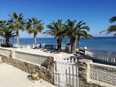 CHALET ON THE FIRST LINE OF THE SEA, 5 METERS !! FREE WIFI