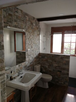 Douche, séchoir à cheveux, bidet, serviettes fournies