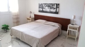 3 bedrooms, in-room safe, iron/ironing board, Internet