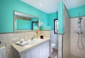 Douche, sèche-cheveux, serviettes fournies