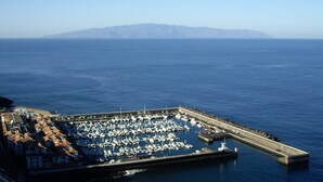 A marina with numerous boats docked, a pier extending into the water, and a mountainous landscape in the background. - Prime Location, Htd Pool, Breathtaking Sea Views nr Beach/Marina, A/C WiFi UKTV (Los Gigantes)