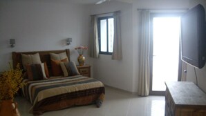 4 bedrooms, in-room safe, iron/ironing board, WiFi - Prime Location, Htd Pool, Breathtaking Sea Views nr Beach/Marina, A/C WiFi UKTV (Los Gigantes)