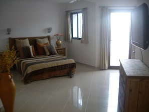 4 bedrooms, in-room safe, iron/ironing board, WiFi - Prime Location, Htd Pool, Breathtaking Sea Views nr Beach/Marina, A/C WiFi UKTV (Los Gigantes)