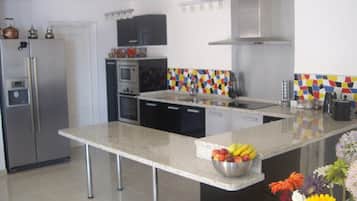 ثلاجة، ميكروويف، فرن، موقد طهي مسطح