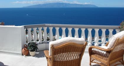 Emplacement privilégié, vue imprenable sur la mer nr plage / Marina, piscine Htd, A / C WiFi UKTV