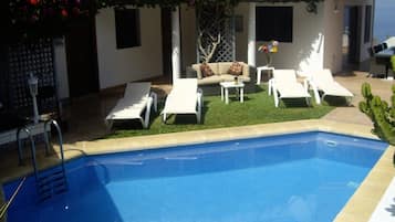 Una piscina al aire libre, una piscina climatizada