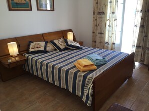 4 bedrooms, iron/ironing board, internet, bed sheets