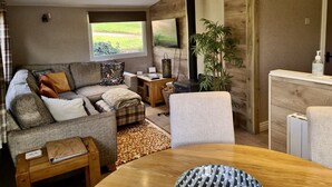 Un salon confortable avec un canapé, une table basse et un téléviseur.