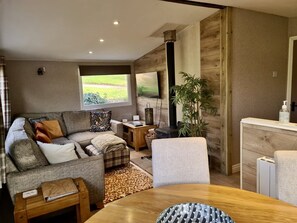 Smart TV, lareira, DVD player, videoteca