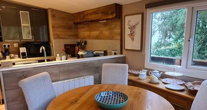 Rowan Tree Lodge with Hot Tub, a beautiful Woodland Retreat in Shropshire