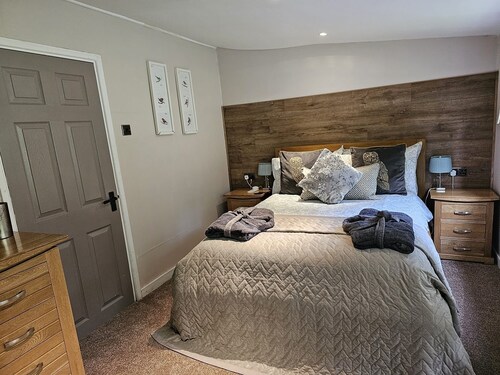 Rowan Tree Lodge with Hot Tub, a beautiful Woodland Retreat in Shropshire