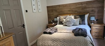 Rowan Tree Lodge with Hot Tub, a beautiful Woodland Retreat in Shropshire