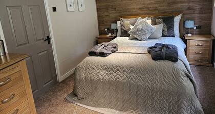 Rowan Tree Lodge with Hot Tub, a beautiful Woodland Retreat in Shropshire
