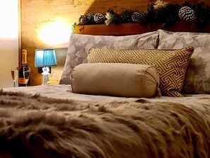 1 bedroom, iron/ironing board, WiFi, bed sheets - Rowan Tree Lodge with Hot Tub, a beautiful Woodland Retreat in Shropshire (Hope Bagot, Ludlow)