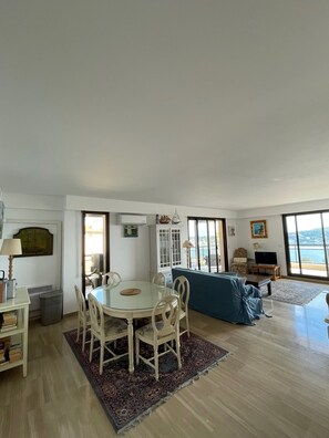 Dining - 'La Colline' Panoramic 2 bed Apartment. Large Terrace, Sea Views, Pool/Parking (Villefranche-Sur-Mer)