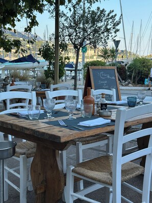 Outdoor dining - 'La Colline' Panoramic 2 bed Apartment. Large Terrace, Sea Views, Pool/Parking (Villefranche-Sur-Mer)