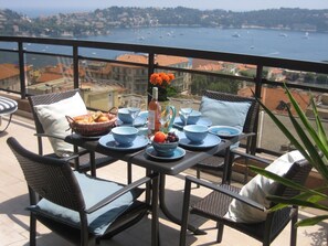 Outdoor dining - 'La Colline' Panoramic 2 bed Apartment. Large Terrace, Sea Views, Pool/Parking (Villefranche-Sur-Mer)