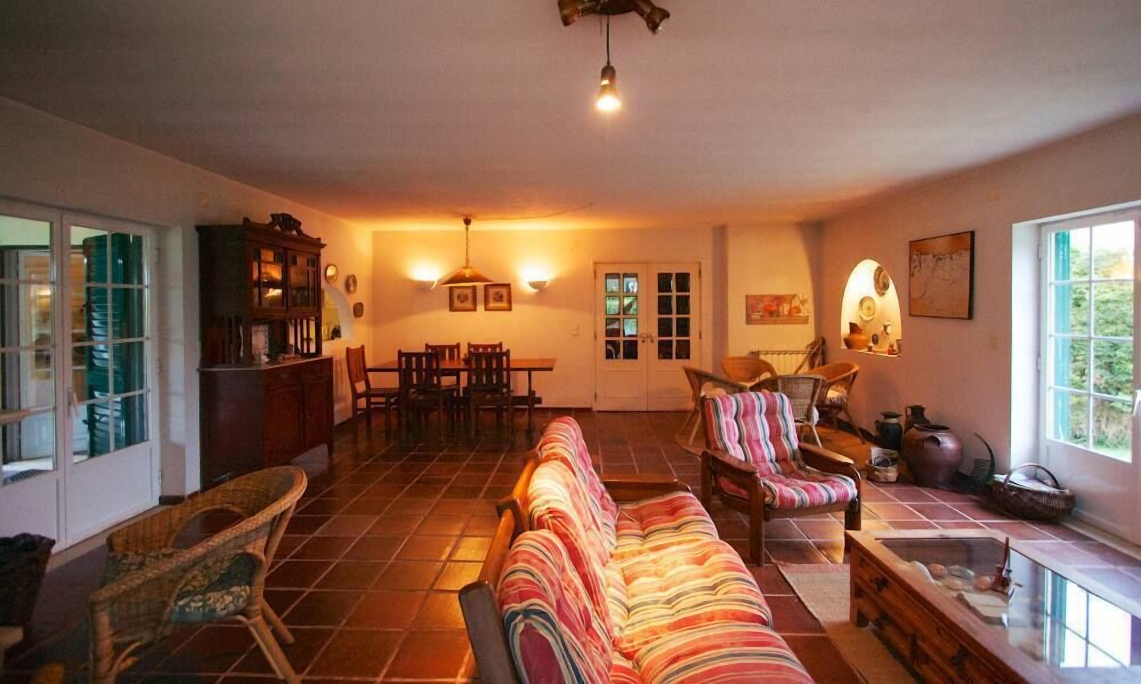 Televisio, takka, kirjoja, stereot