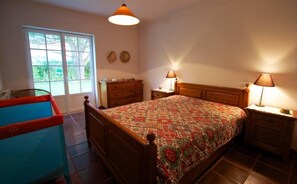 4 bedrooms, free WiFi, bed sheets, wheelchair access