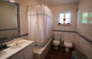 Combined shower/bathtub, hair dryer, bidet, towels