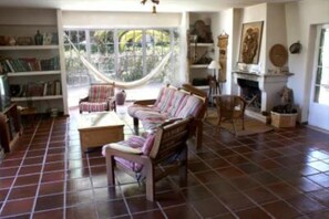 Una televisión, una chimenea, libros, un reproductor estéreo