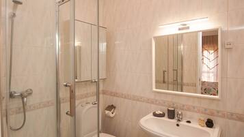 Baignoire, sèche-cheveux, serviettes fournies, shampoing