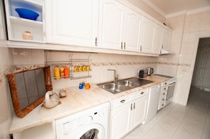 Kühlschrank, Mikrowelle, Ofen, Geschirrspüler