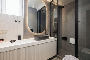 Combined shower/tub, hair dryer, towels, soap