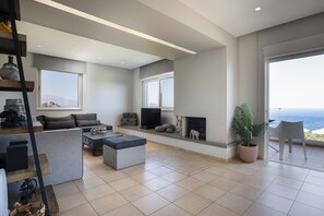 Smart TV, chimenea, videojuegos y reproductor de DVD 