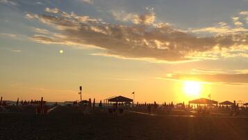 Chaises longues, serviettes de plage