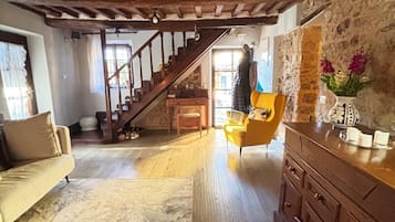 Fernseher, Kamin, Bücher, Videothek