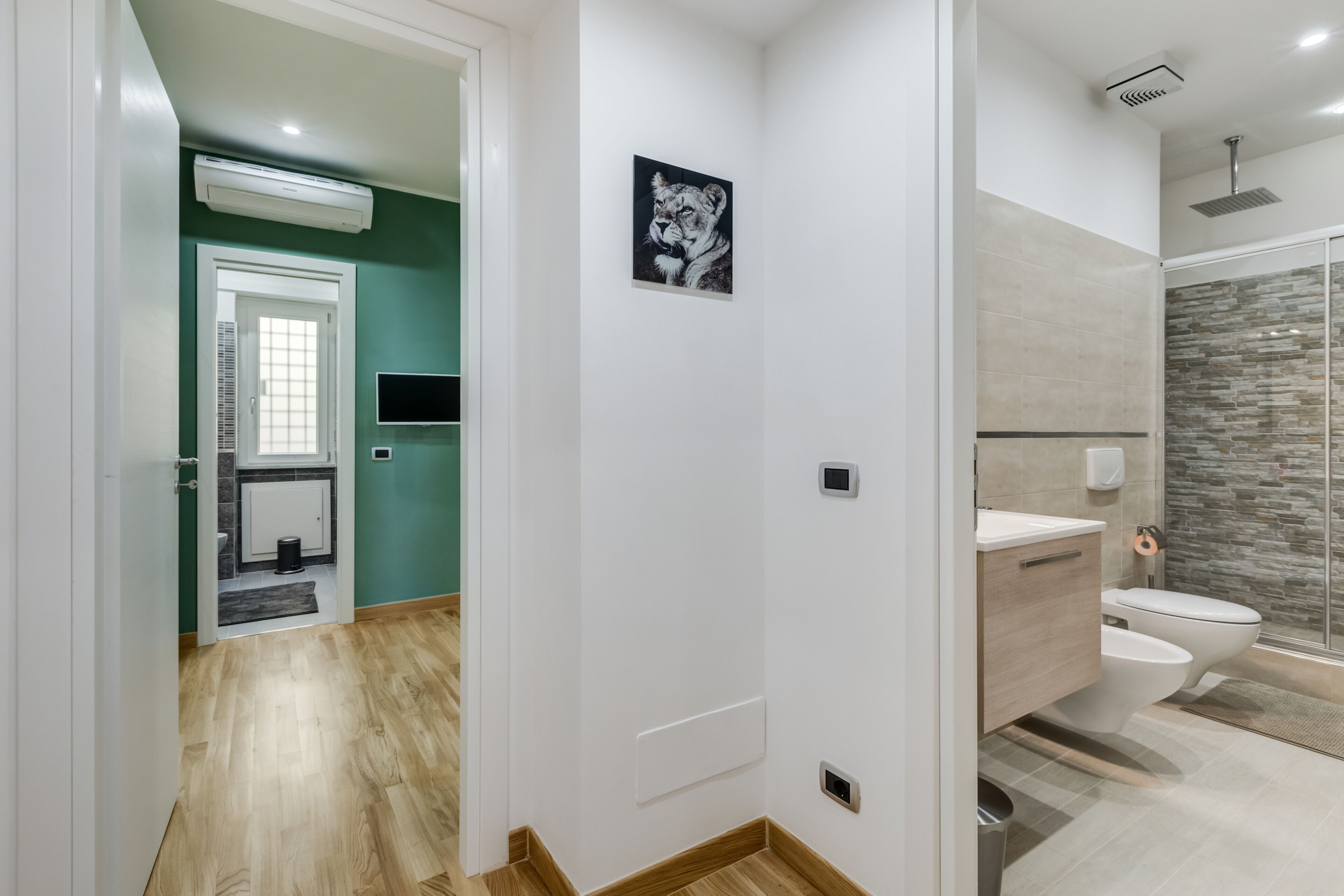 Un baño moderno con ducha, inodoro y tocador.