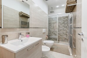 Shower, free toiletries, hair dryer, bidet