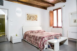 1 habitación, tabla de planchar con plancha, wifi gratis y ropa de cama 